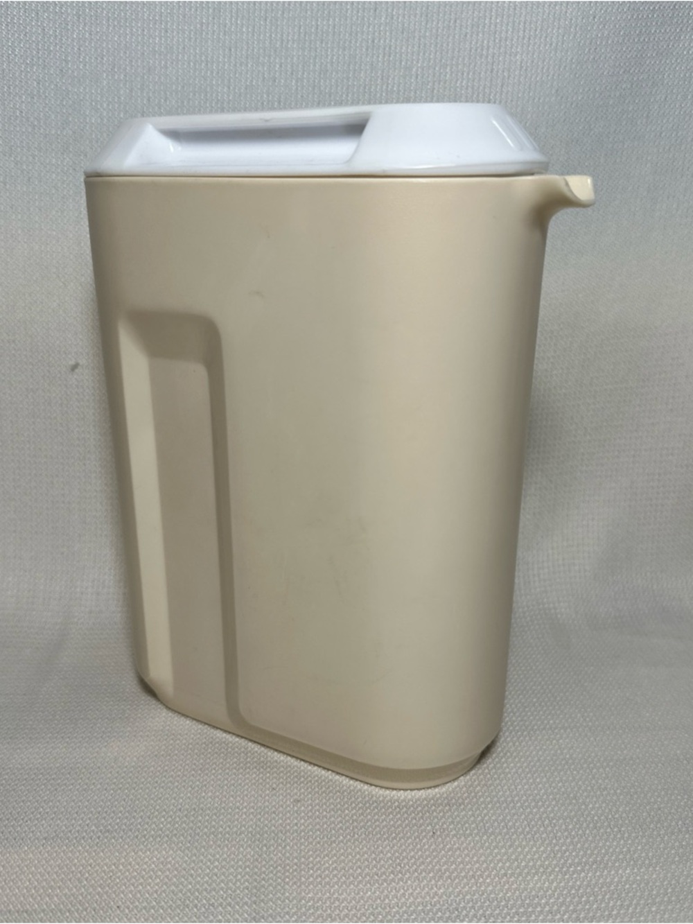 Rubbermaid Cream Pitcher with White Lid
